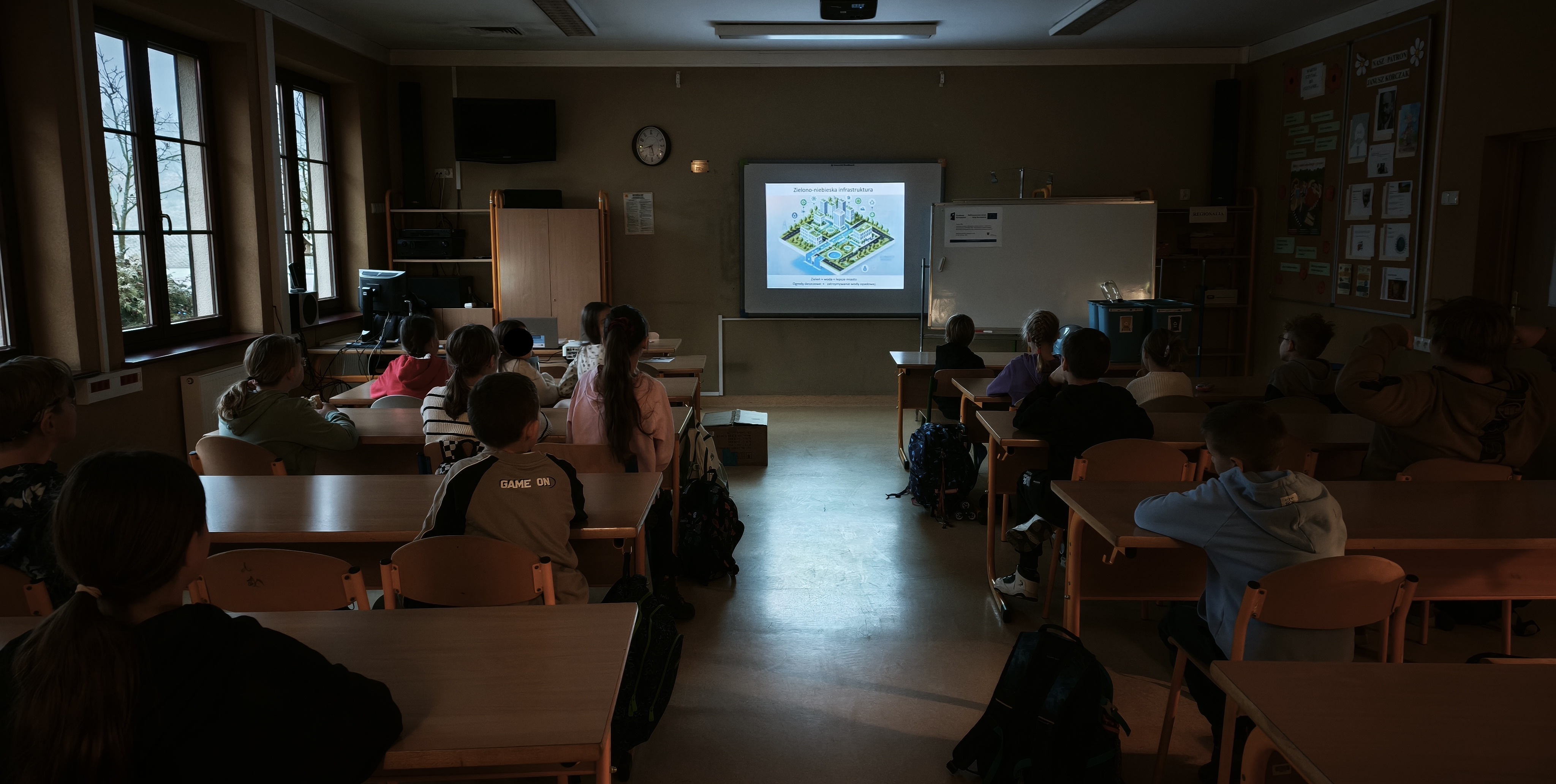Zajęcia edukacyjne w ramach projektu Efektywny rozw&oacute;j zielono-niebieskiej infrastruktury ZIT MOF Piły &ndash; Przebudowa zieleni wzdłuż Bulwar&oacute;w Europejskich w Pile oraz utworzenie korytarzy zieleni, w tym w pasach drogowych w Pile&rdquo;